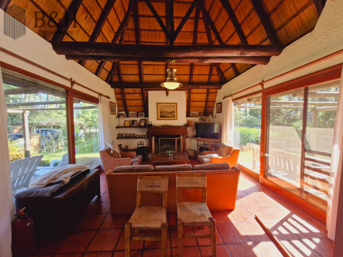Venta y alquiler de verano. Amplia casa en Pinares. Con cancha de paddle.