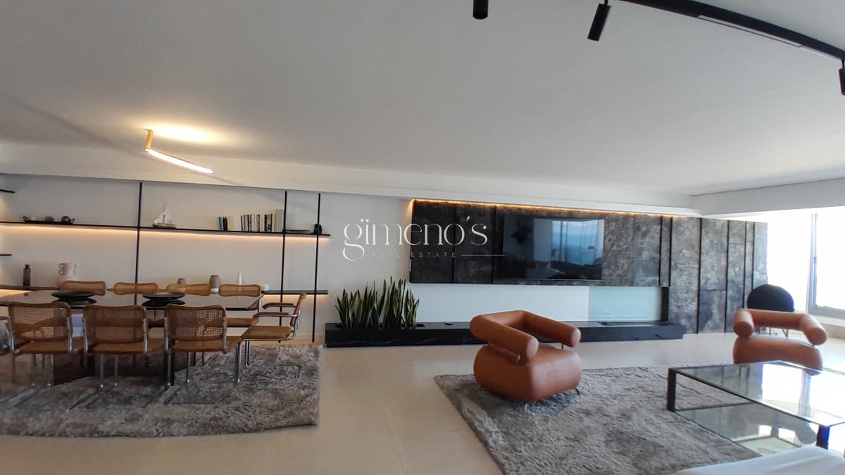 Amplio apartamento en Primera línea de playa brava. PUNTA del Este. Alquiler de verano
