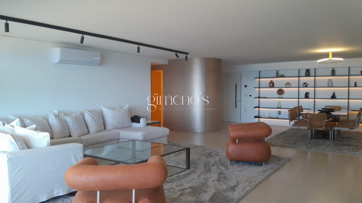 Amplio apartamento en Primera línea de playa brava. PUNTA del Este. Alquiler de verano