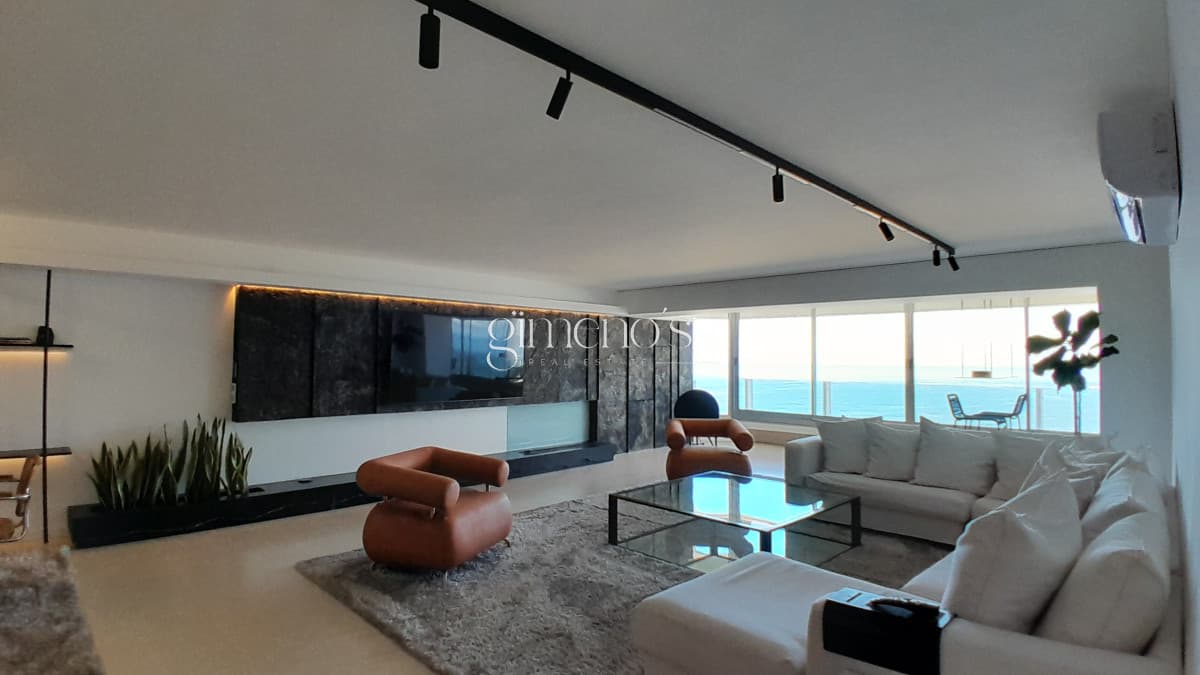 Amplio apartamento en Primera línea de playa brava. PUNTA del Este. Alquiler de verano