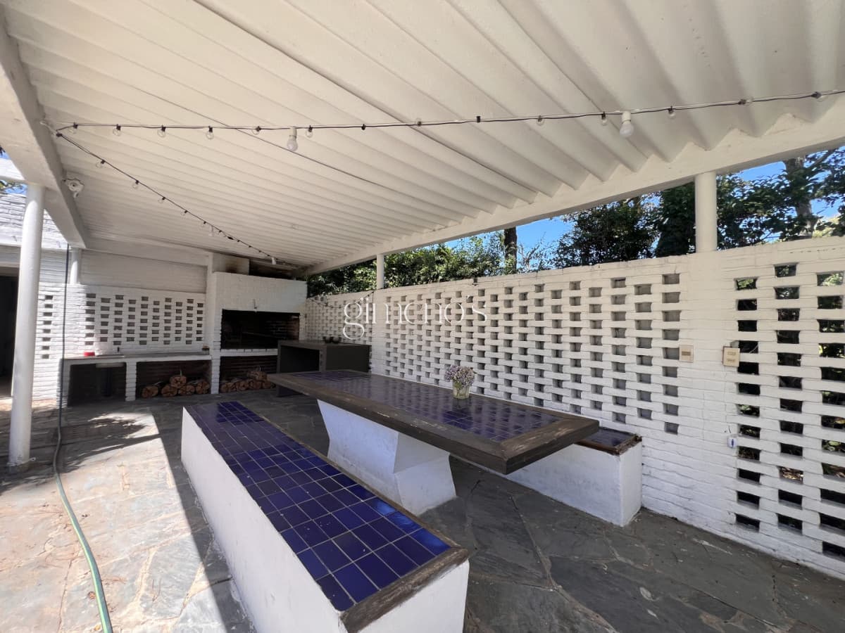 Amplia casa en Cantegril, Punta del Este. 509m2 construidos y 2000 de terreno.