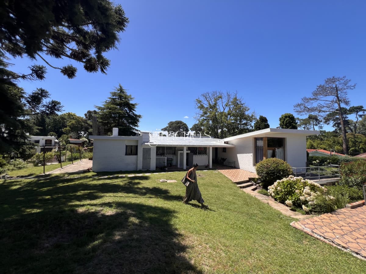 Amplia casa en Cantegril, Punta del Este. 509m2 construidos y 2000 de terreno.