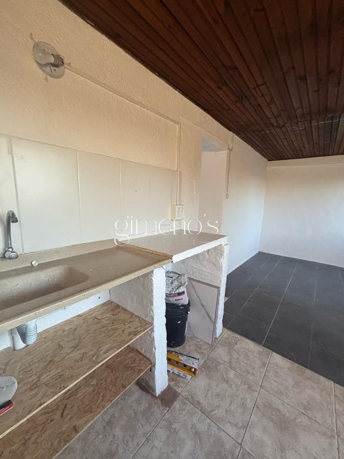 Casa de 1 dormitorio y medio, con patio. A pocas cuadras del centro de Maldonado.
