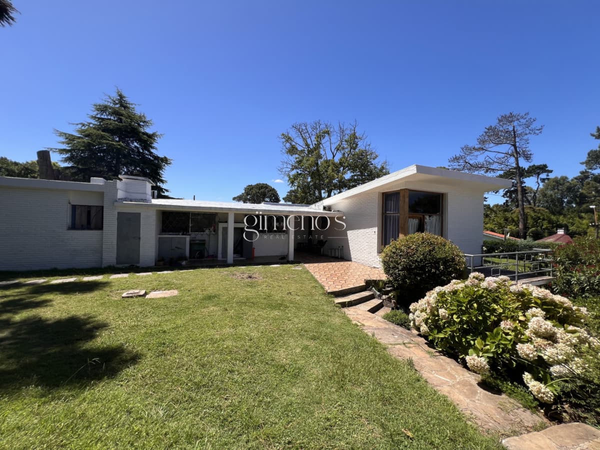 Amplia casa en Cantegril, Punta del Este. 509m2 construidos y 2000 de terreno.