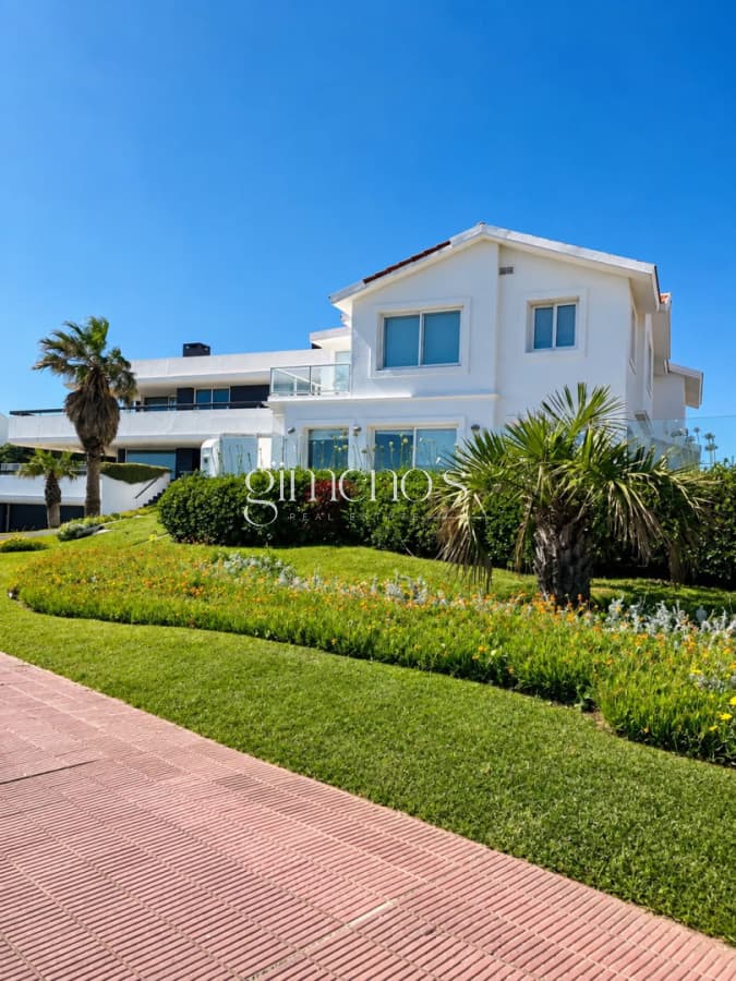 GRAN CASA EN VENTA, PRIMERA LÍNEA