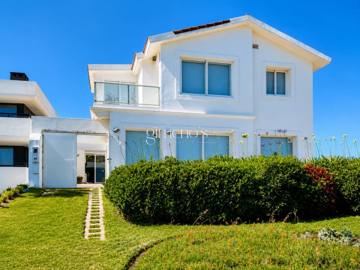 GRAN CASA EN VENTA, PRIMERA LÍNEA
