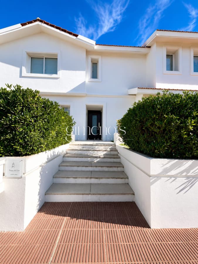 GRAN CASA EN VENTA, PRIMERA LÍNEA