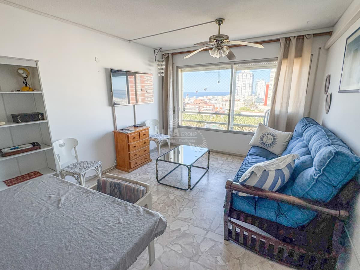 Punta del Este, APTO de 1 dormitorio y medio muy bien ubicado sobre Av. Gorlero, frente a la plaza y a metros del Puerto.