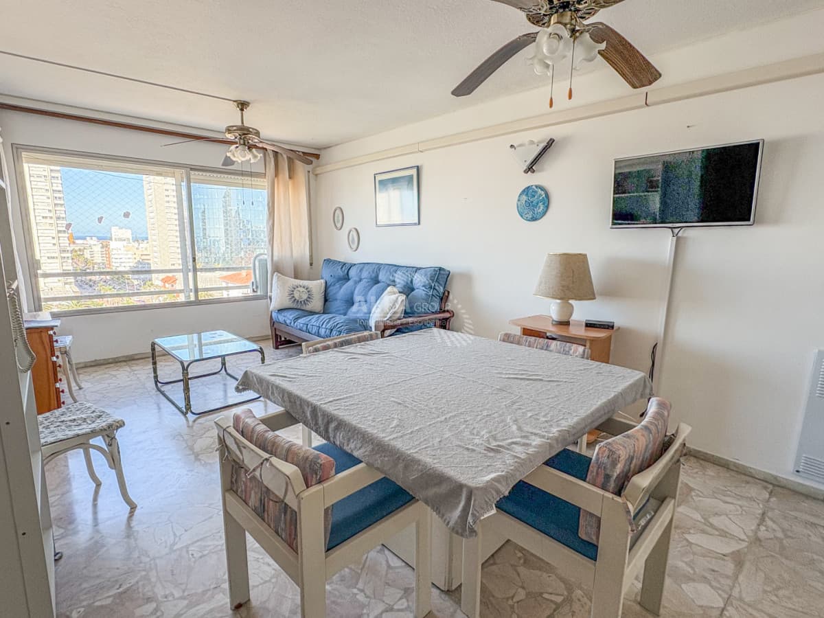 Punta del Este, APTO de 1 dormitorio y medio muy bien ubicado sobre Av. Gorlero, frente a la plaza y a metros del Puerto.