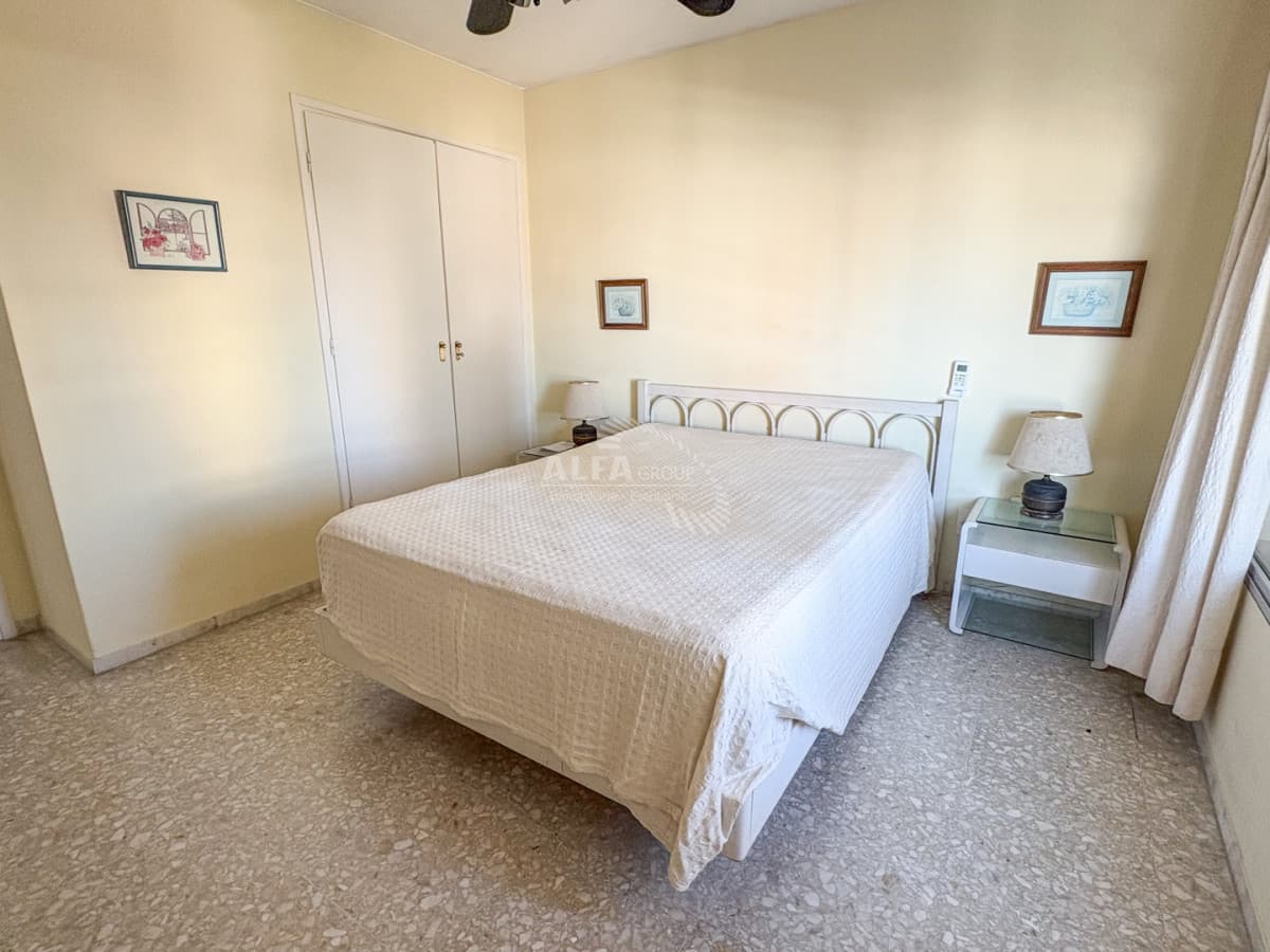 Punta del Este, APTO de 1 dormitorio y medio muy bien ubicado sobre Av. Gorlero, frente a la plaza y a metros del Puerto.