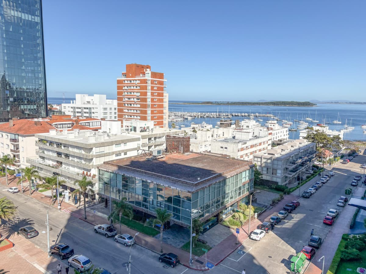 Punta del Este, APTO de 1 dormitorio y medio muy bien ubicado sobre Av. Gorlero, frente a la plaza y a metros del Puerto.
