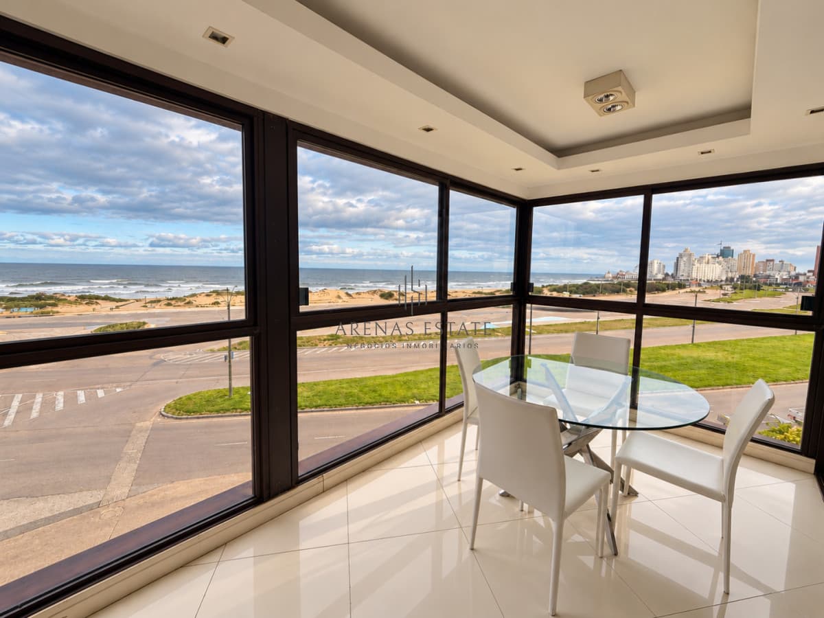Apartamento ID.4850 - Oportunidad en venta en primera linea de la Brava 2 dormitorios más dependencia