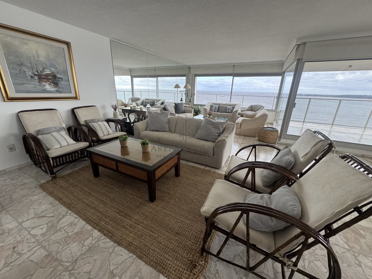 Apartamento ID.3900 - Apartamento de 3 dormitorios en venta en primera linea de Playa Mansa , Punta del Este