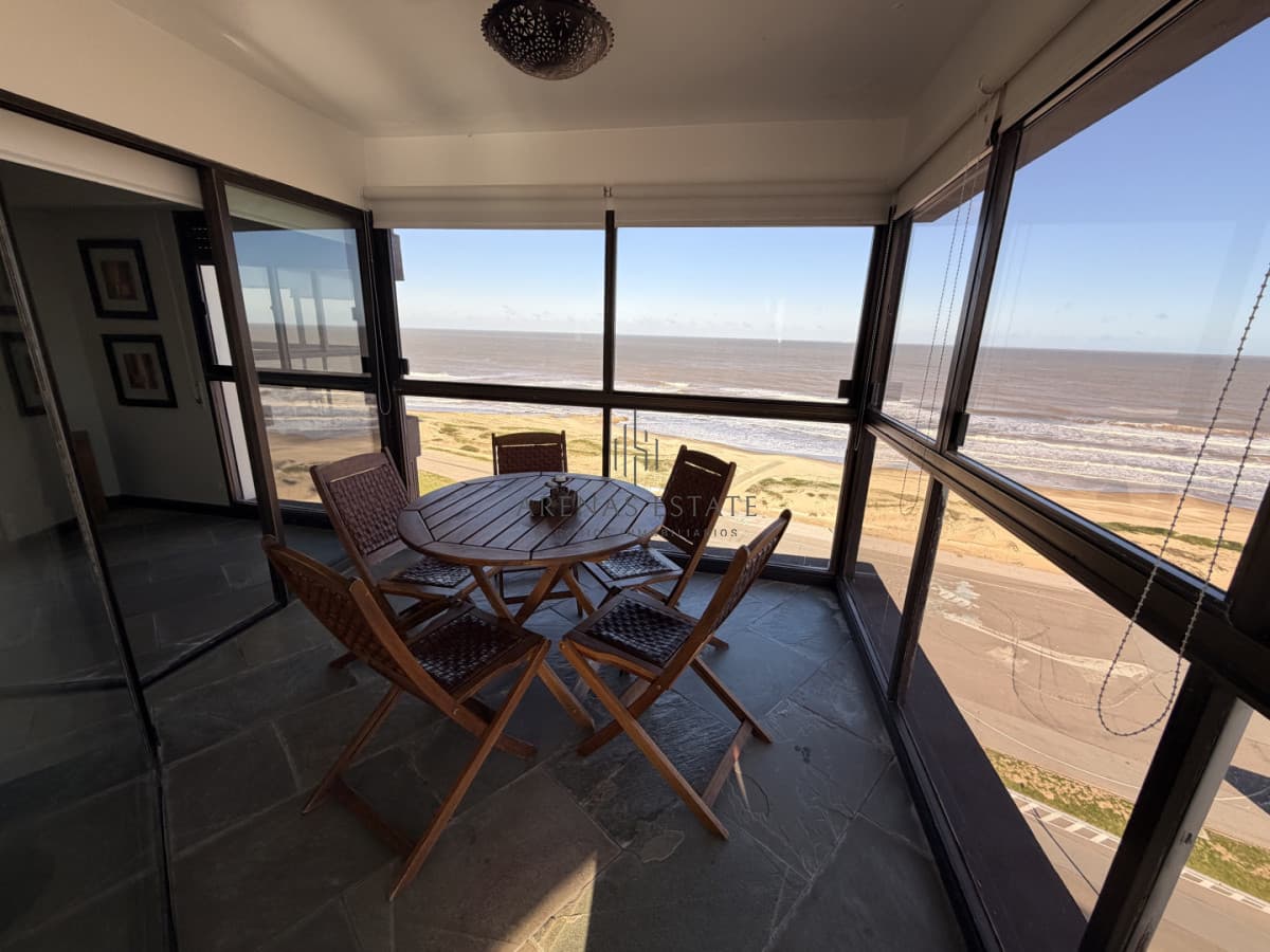 Apartamento de 3 dormitorios en Alquiler en primera linea de Playa Brava
