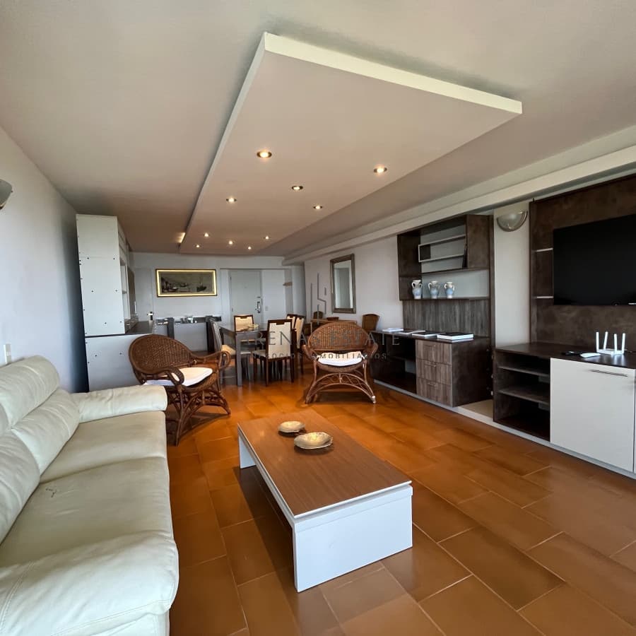 Apartamento en venta de 3 dormitorios mas dependencia