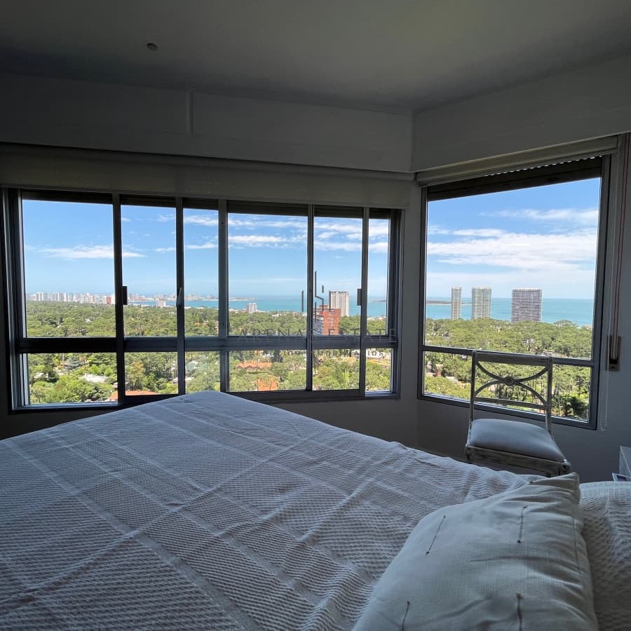 Apartamento en venta de 3 dormitorios mas dependencia