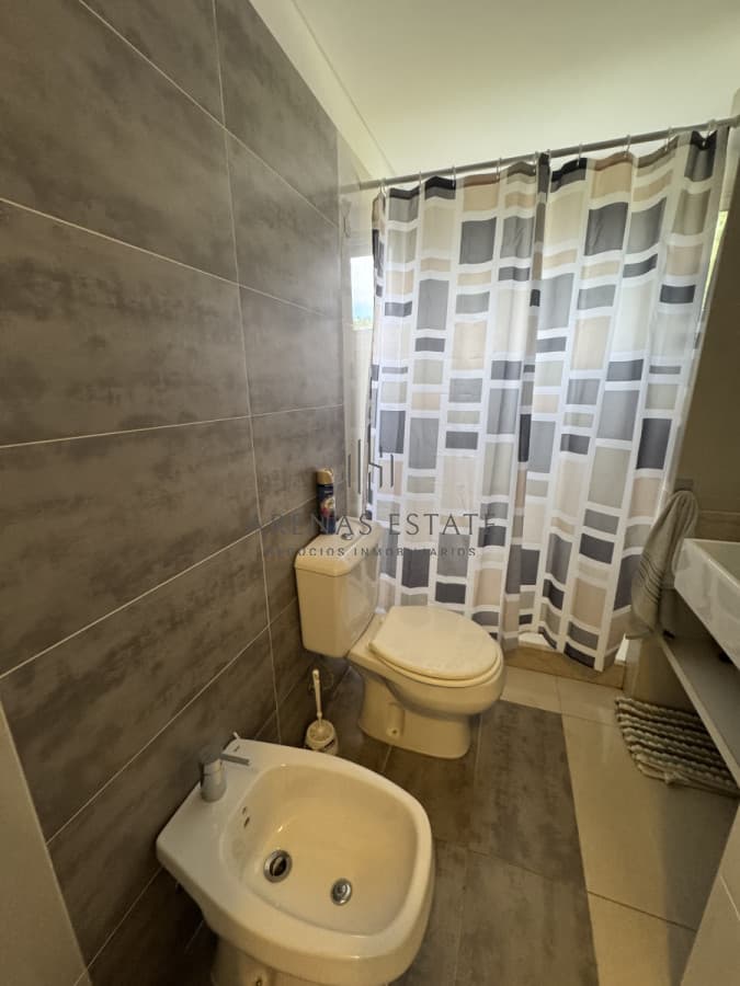 Apartamento en alquiler temporal en Punta del Este , excelente ubicación sobre chiverta