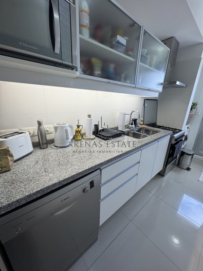 Apartamento en alquiler temporal en Punta del Este , excelente ubicación sobre chiverta