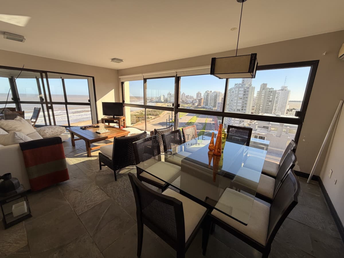 Apartamento de 3 dormitorios en Alquiler en primera linea de Playa Brava