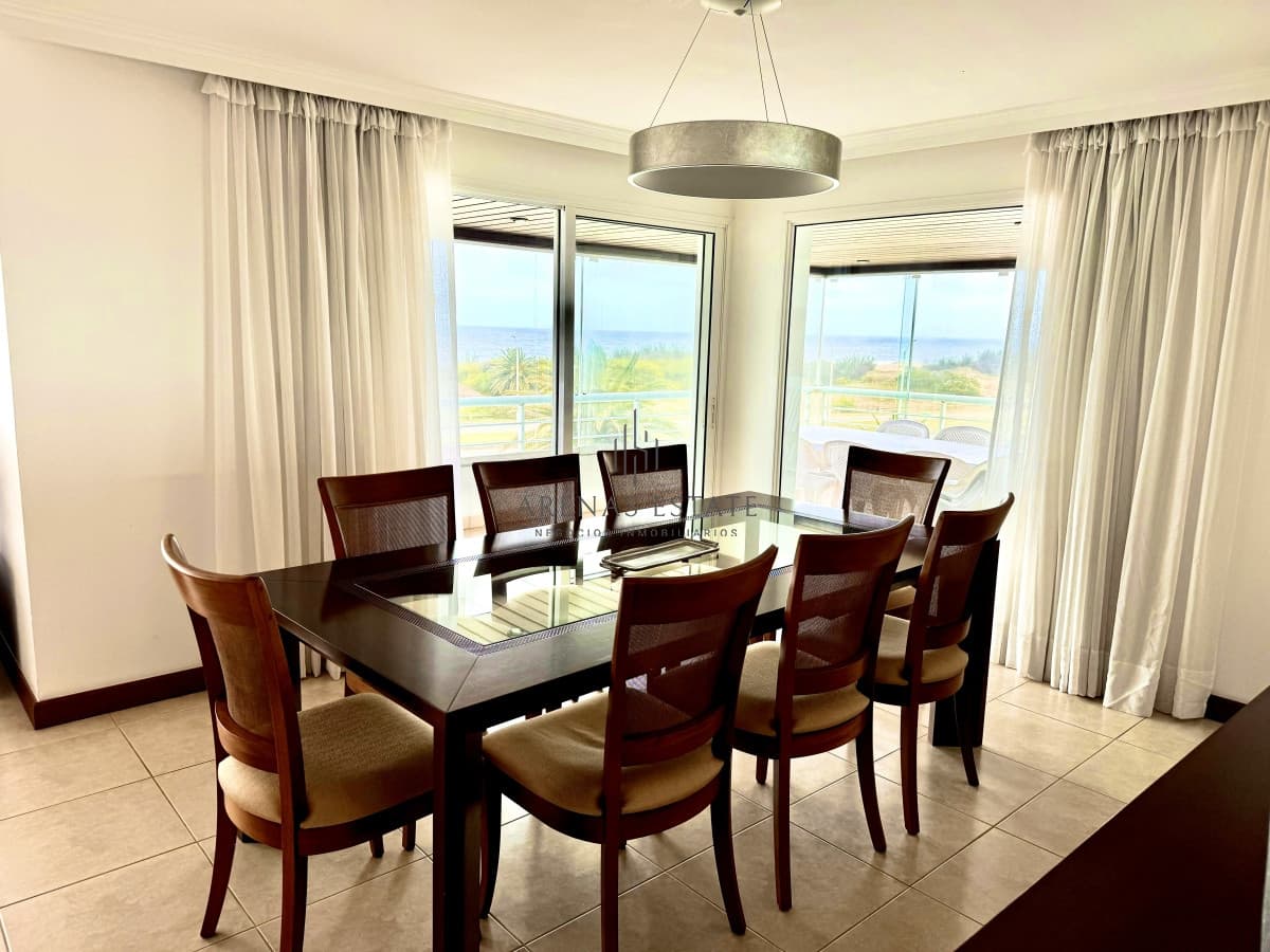 Apartamento de 3 dormitorios en venta en Punta del Este