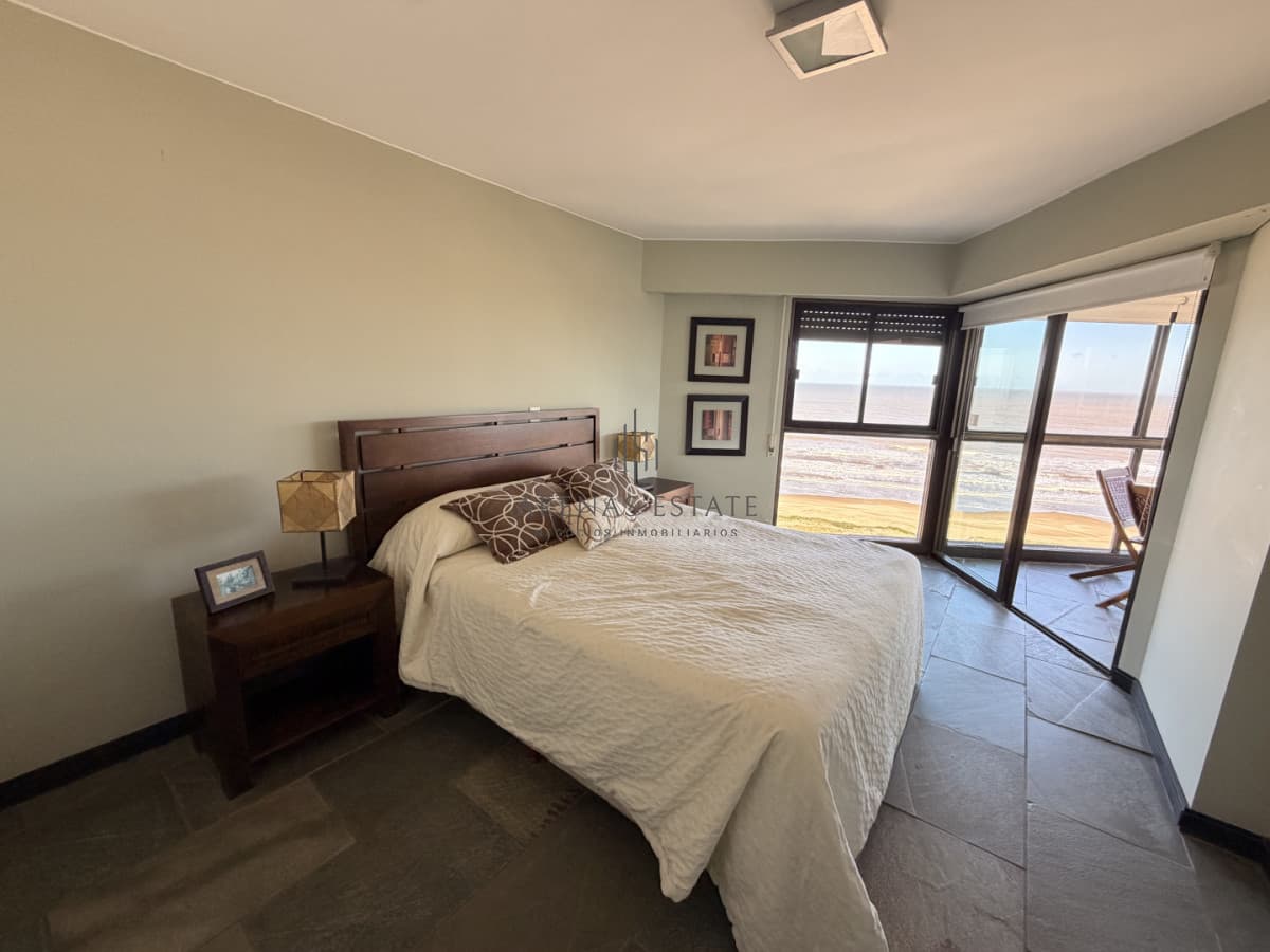 Apartamento de 3 dormitorios en Alquiler en primera linea de Playa Brava