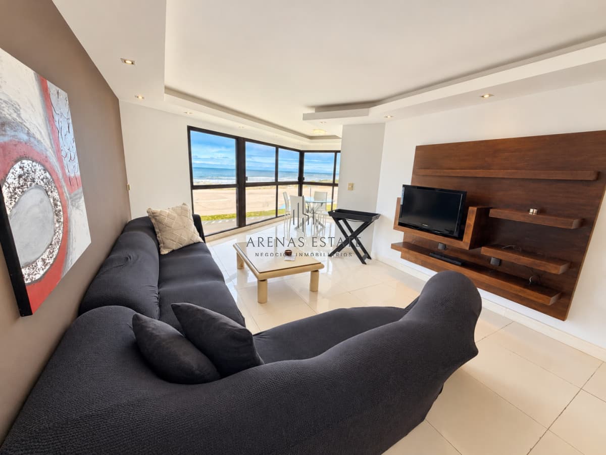 Apartamento ID.4850 - Oportunidad en venta en primera linea de la Brava 2 dormitorios más dependencia