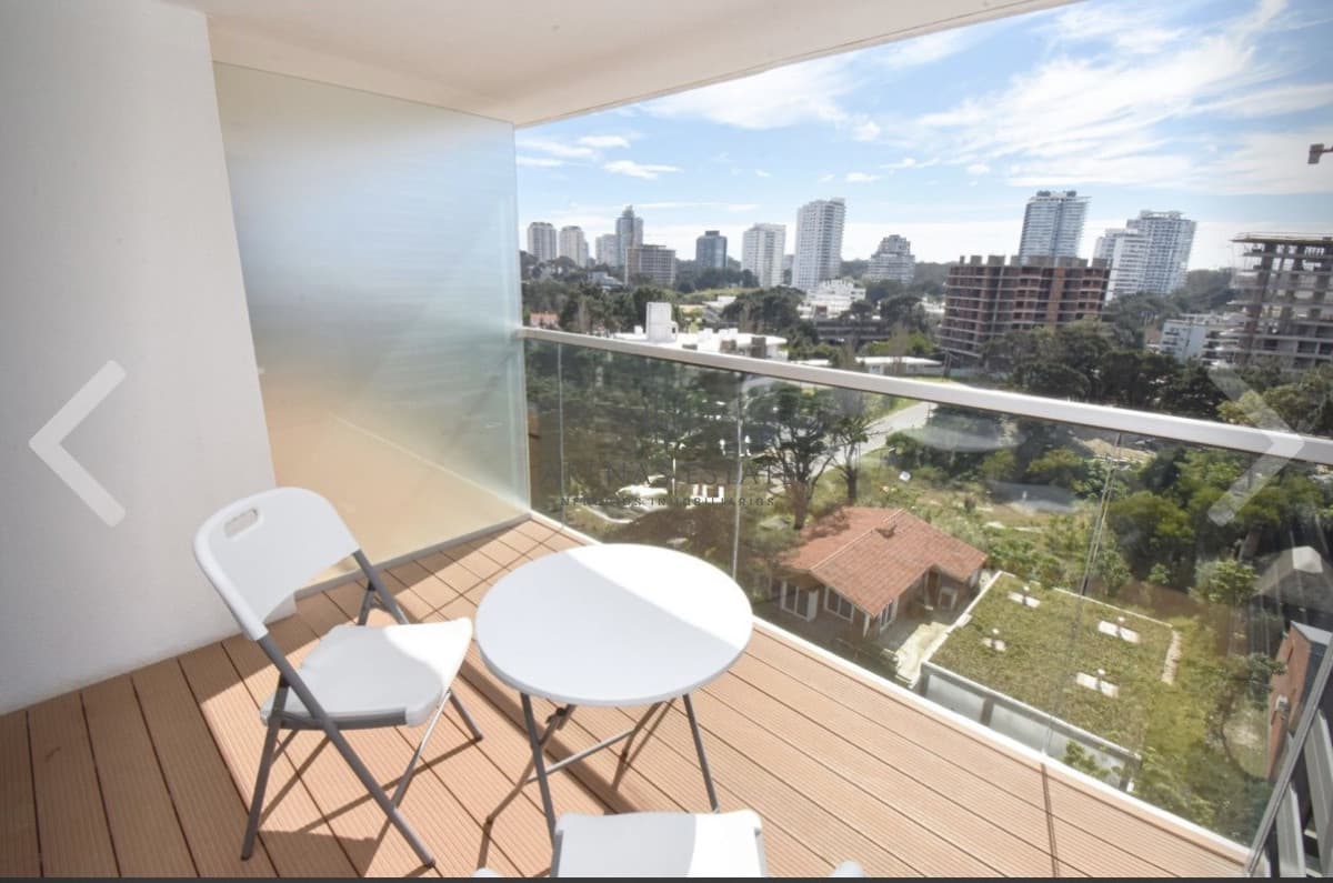Apartamento ID.4438 - Excelente Departamento de 2 dormitorios en Edificio Chronos Punta del Este, Parada 7 de Playa Brava.