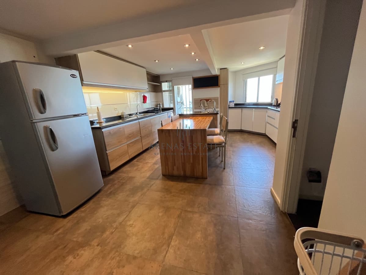 Apartamento en venta de 3 dormitorios mas dependencia