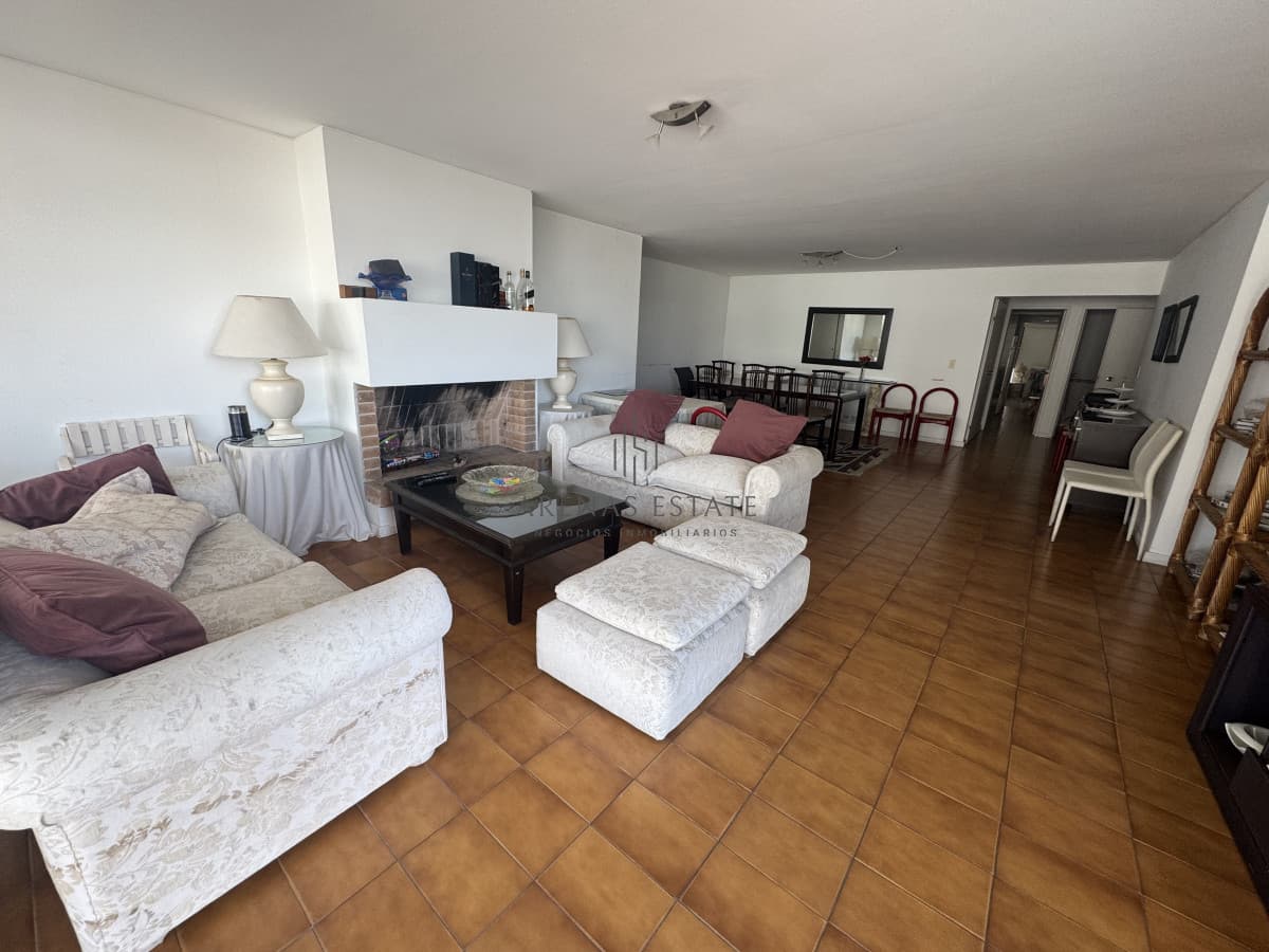Apartamento ID.3671 - Apartamento en venta en Punta del Este de 3 dormitorios más servicio