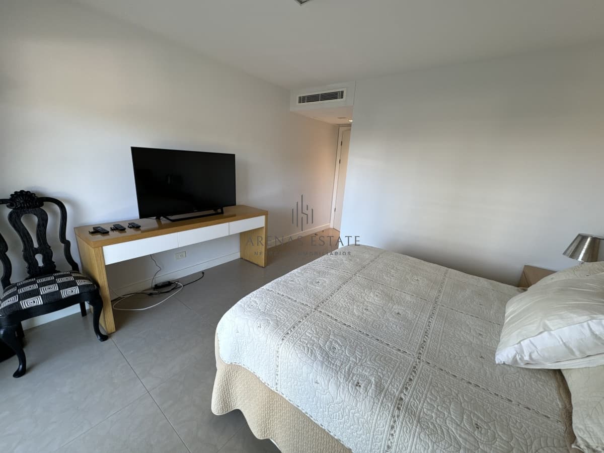Apartamento ID.2989 - Apartamento de 3 dormitorios y dependencia de servicio en primera linea de la Mansa