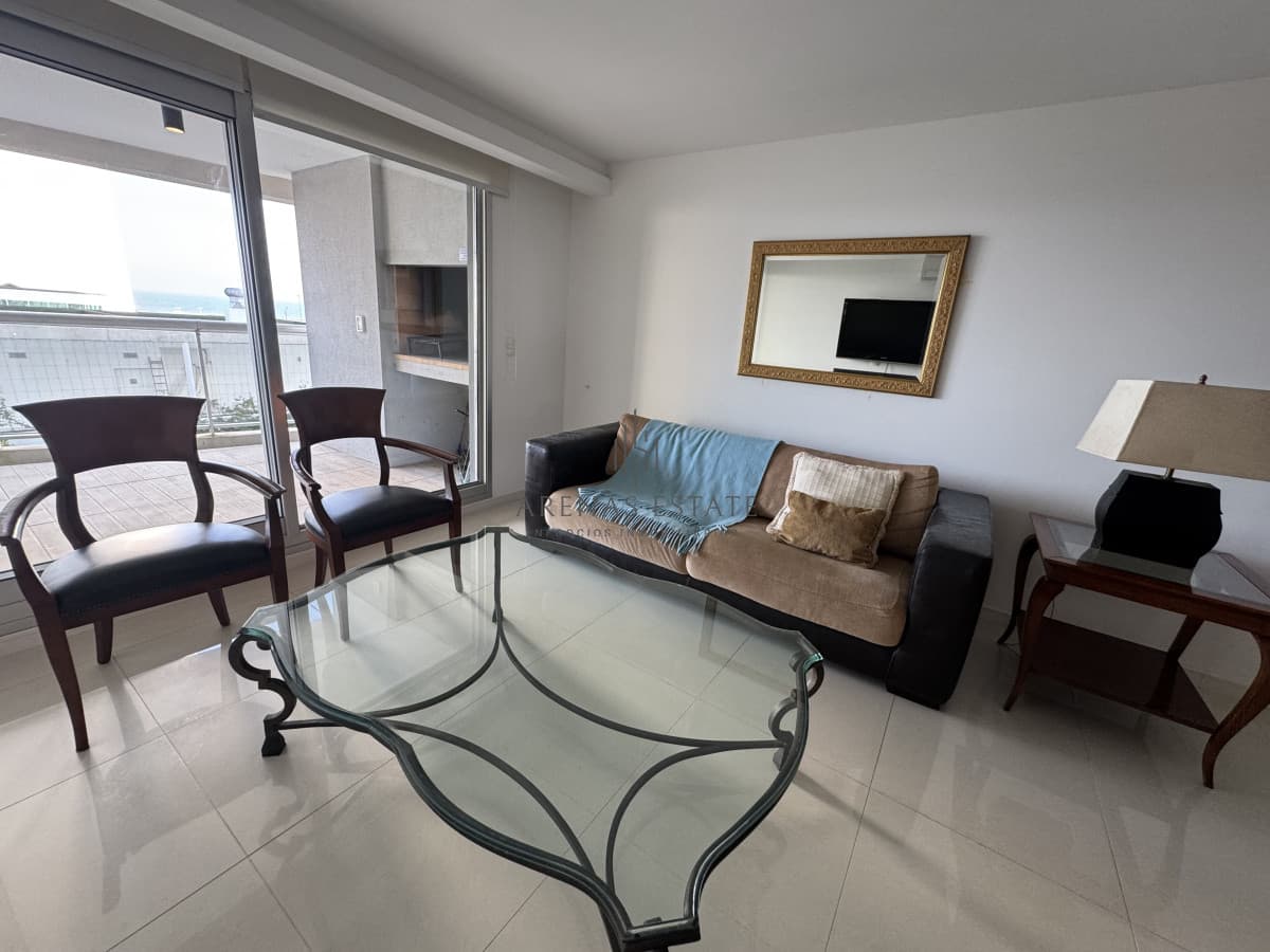 Apartamento ID.3699 - Apartamento en venta  de 3 dormitorios y servicio  en zona Brava