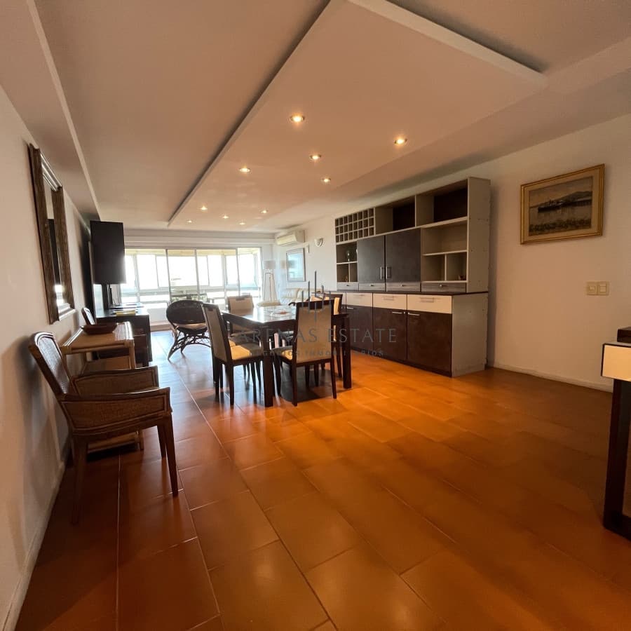 Apartamento en venta de 3 dormitorios mas dependencia