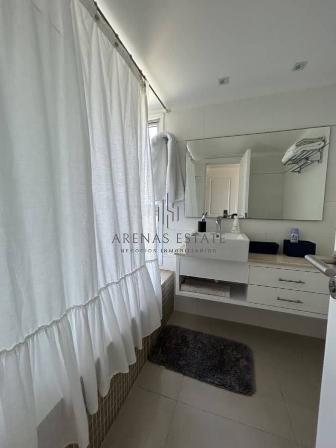 Apartamento ID.2037 - Penthouse en venta en Punta del Este , zona mansa , Dos dormitorios