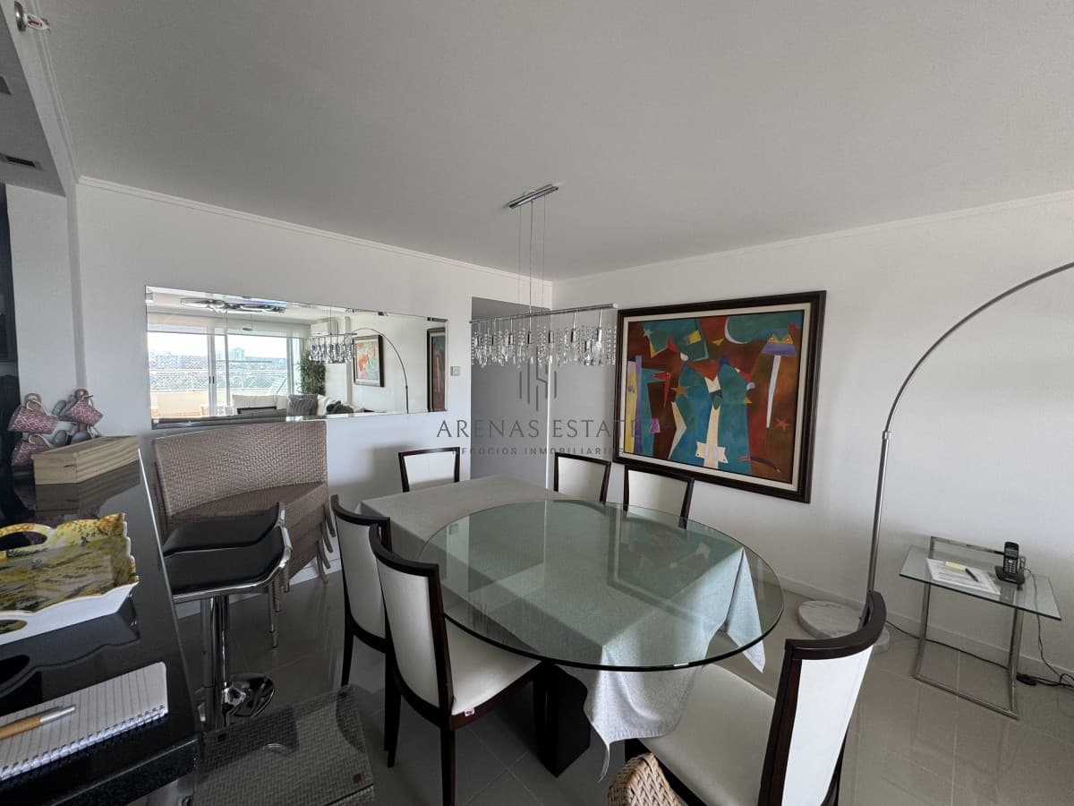 Apartamento de 3 dormitorios en venta en Punta del Este