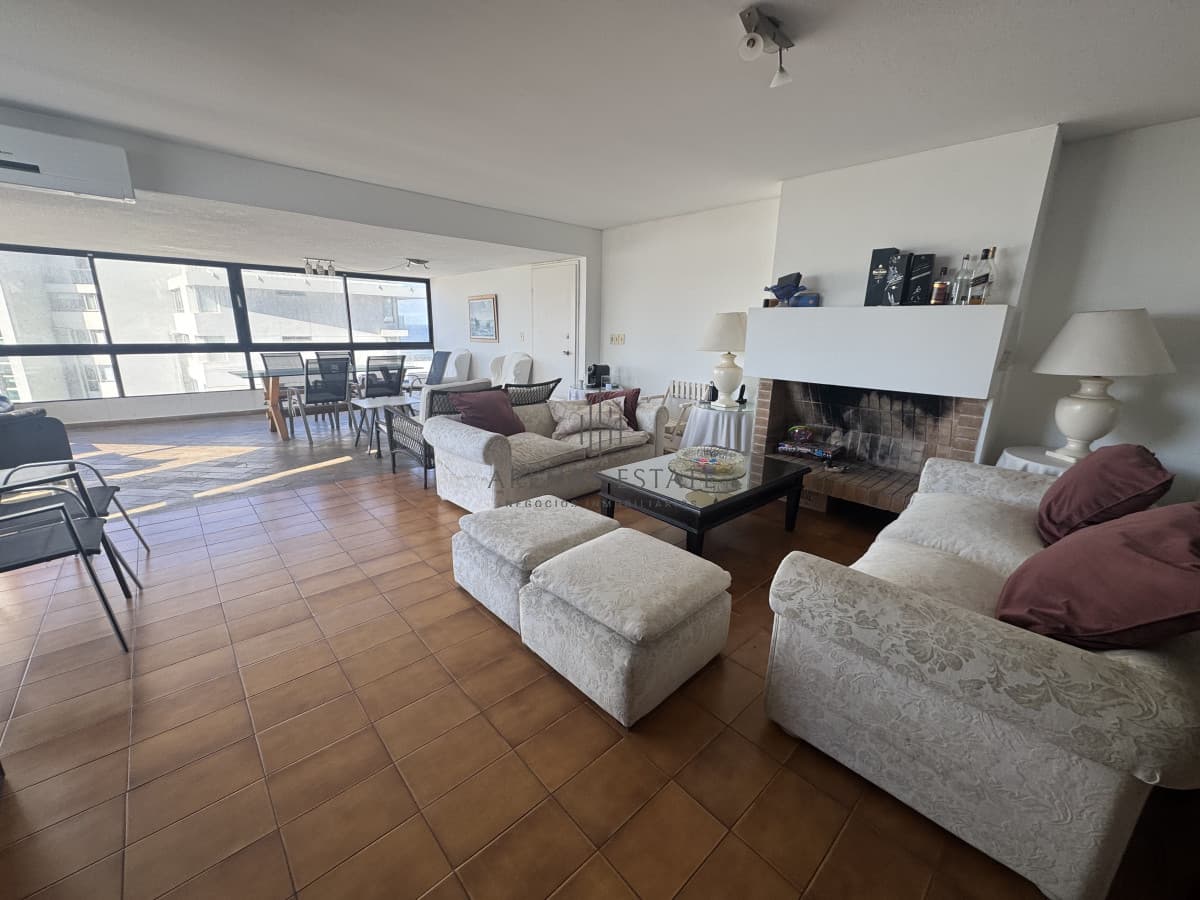 Apartamento ID.3671 - Apartamento en venta en Punta del Este de 3 dormitorios más servicio