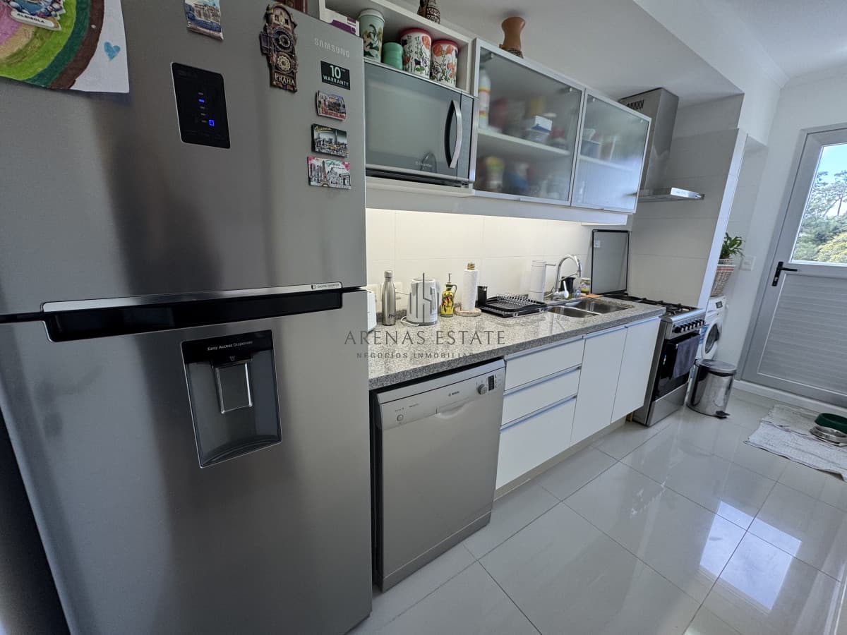 Apartamento en alquiler temporal en Punta del Este , excelente ubicación sobre chiverta