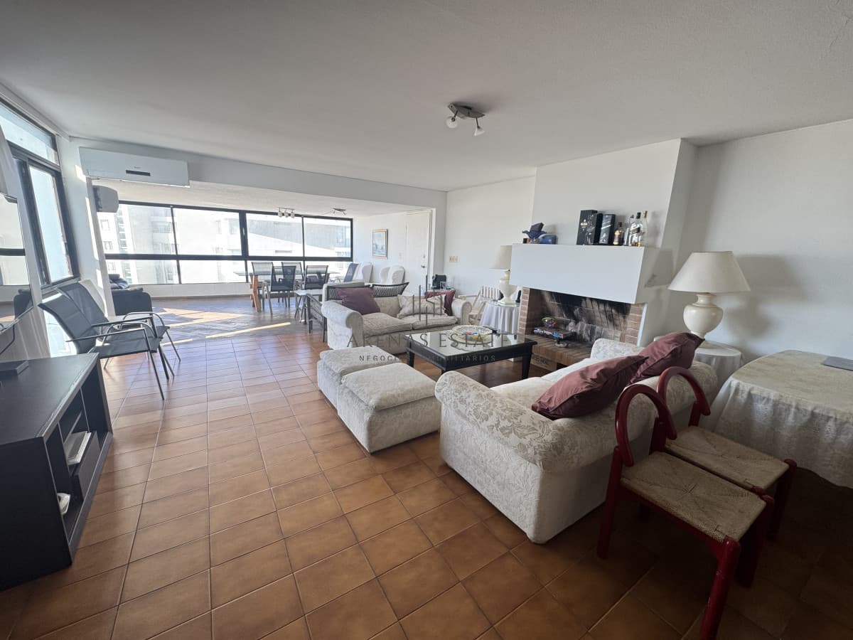 Apartamento ID.3671 - Apartamento en venta en Punta del Este de 3 dormitorios más servicio
