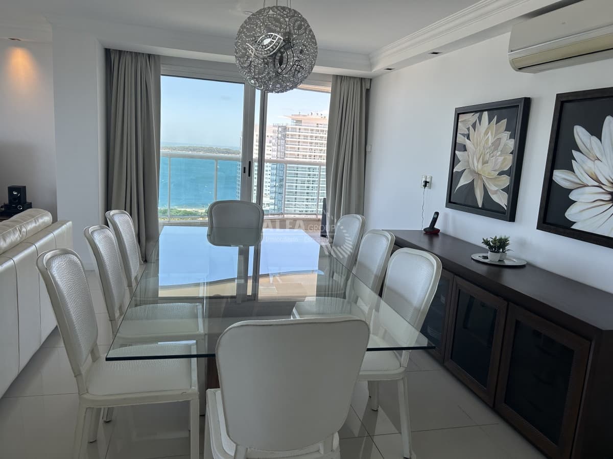 Apartamento de 3 dormitorios en suite más dependencia en venta en  Punta del Este