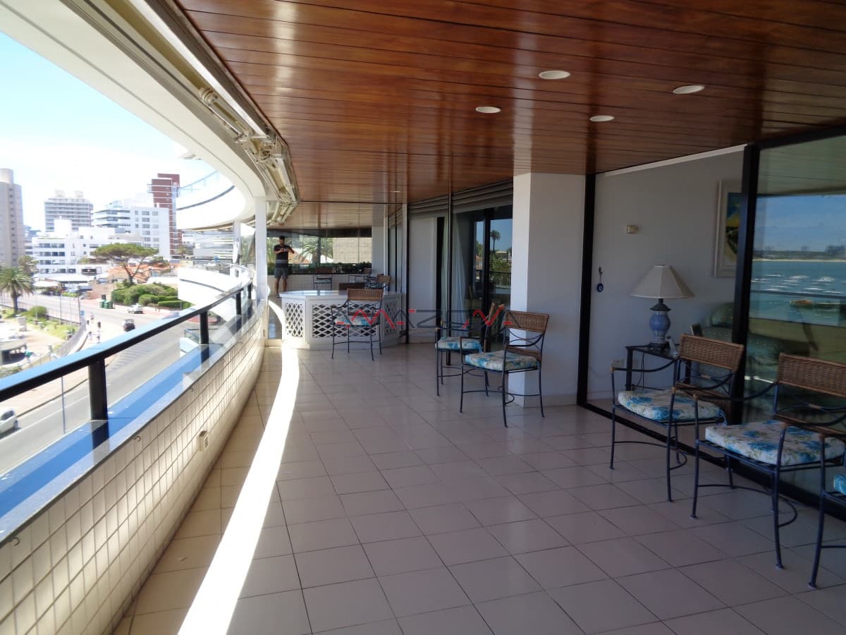 Punta del Este es para vivirlo... Espectacular apartamento con barbacoa en 8vo piso, frente al Puerto, Punta del Este