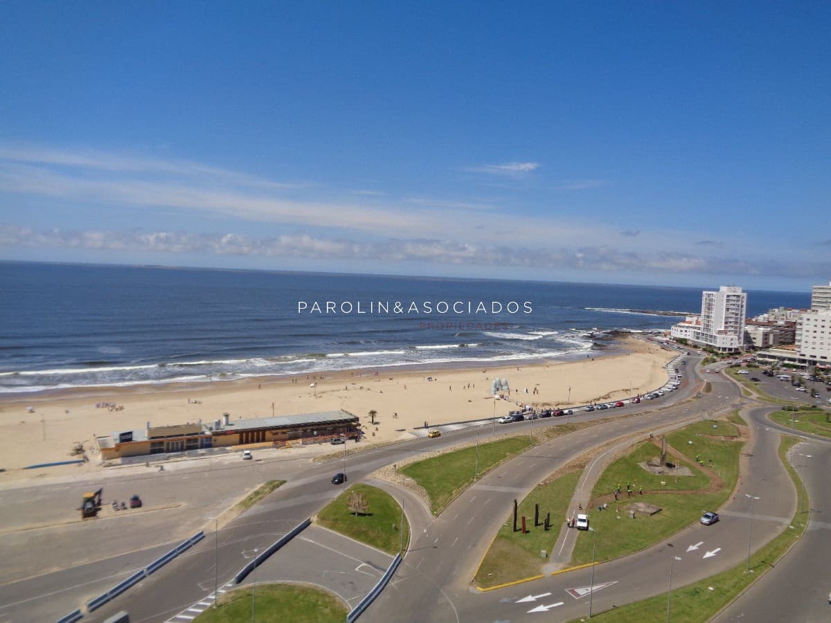 Apartamento en venta de 3 dormitorios en Torre Imperiale, Punta del Este.