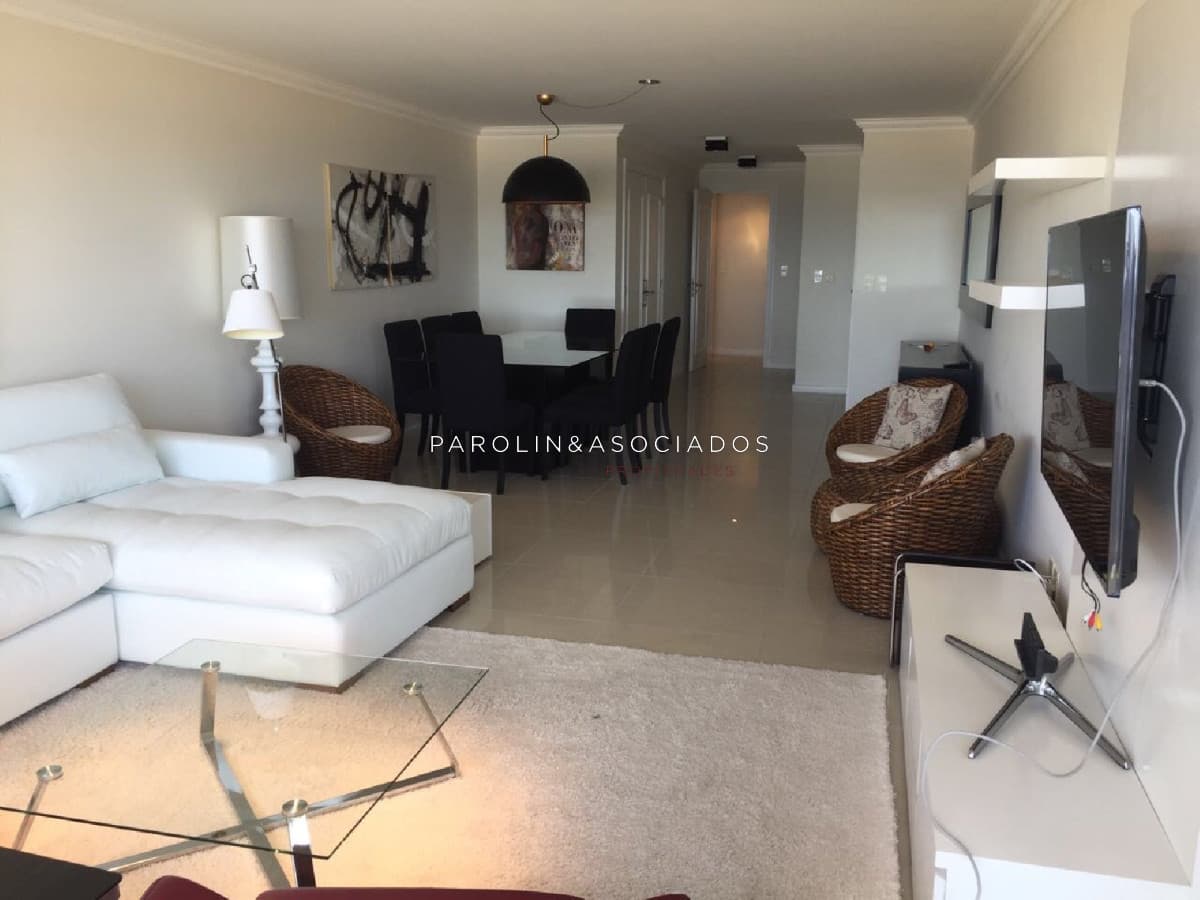 Hermoso apartamento de 3 dormitorios en venta, Torre Imperiale-Punta del Este.