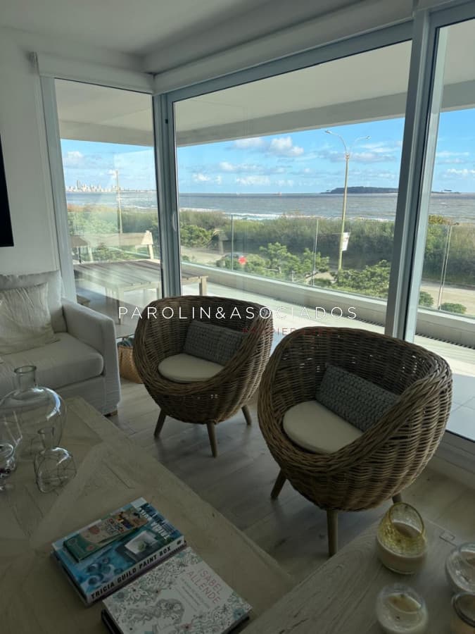 Apartamento en venta con vista al mar en parada 21 de Playa Mansa, Punta del Este.