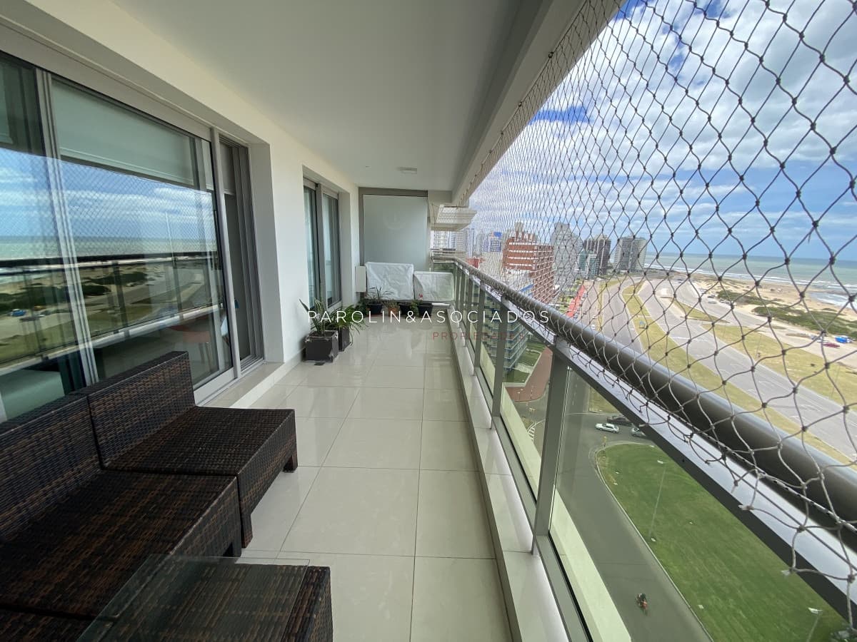 Apartamento en venta de 3 dormitorios en Torre Imperiale, Punta del Este.