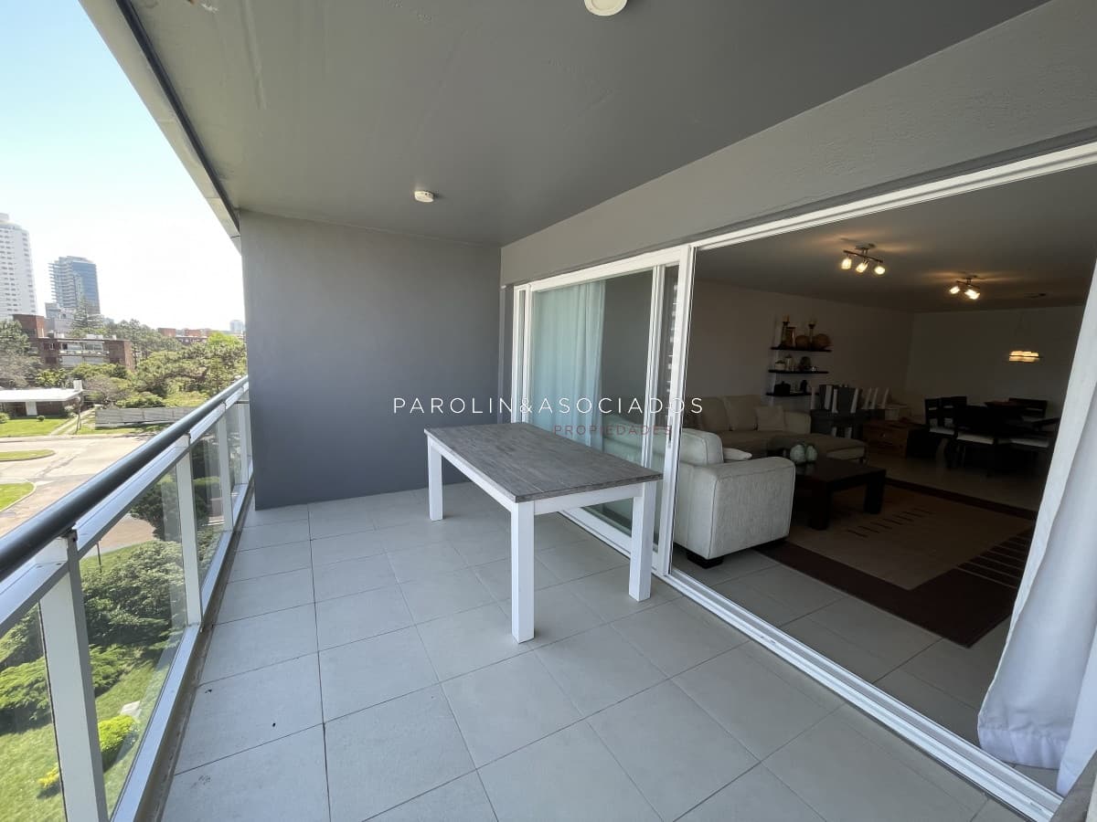 Apartamento en venta de 3 dormitorios en Aidy Grill, Punta del Este.