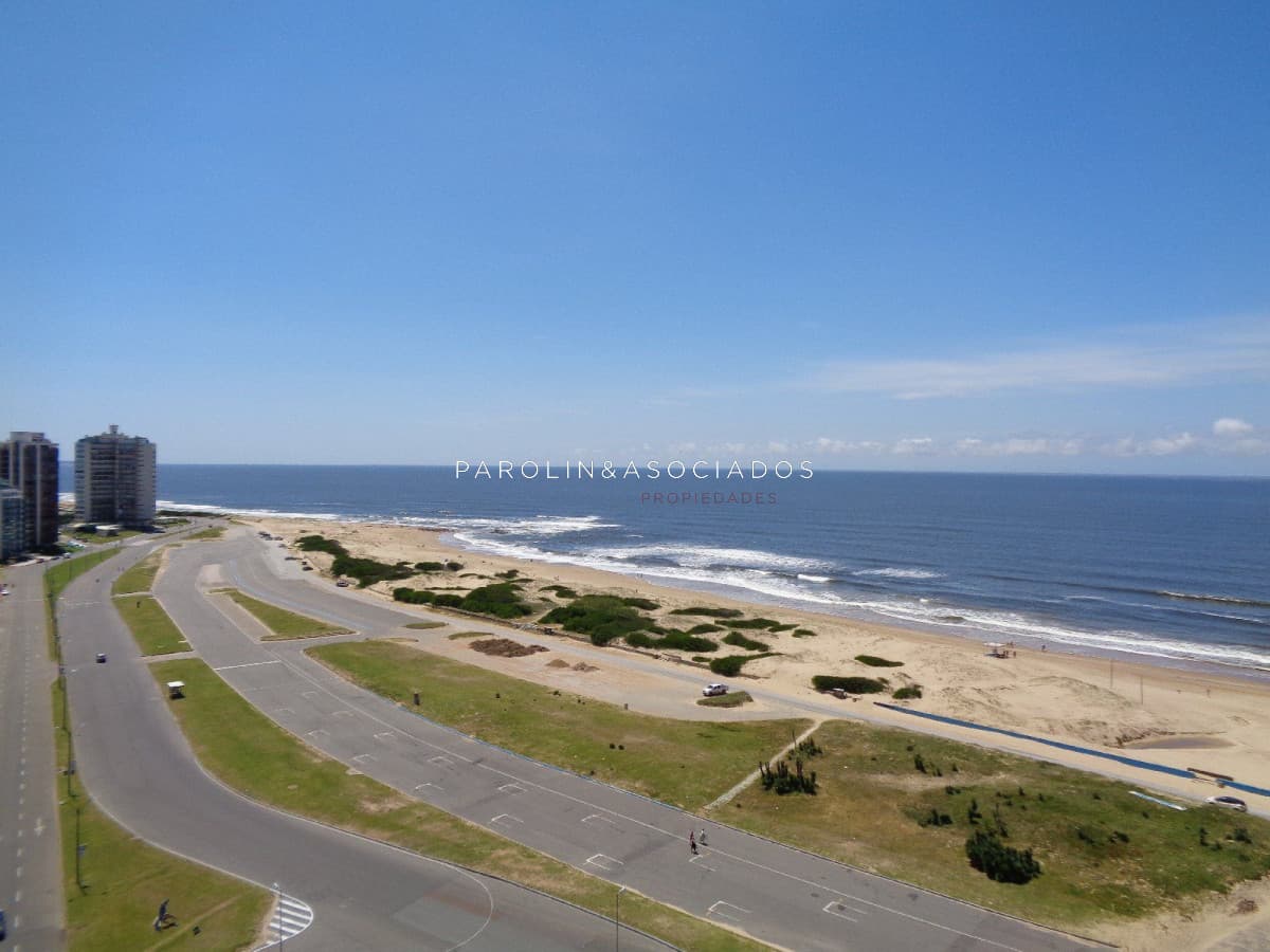 Apartamento en venta de 3 dormitorios en Torre Imperiale, Punta del Este.