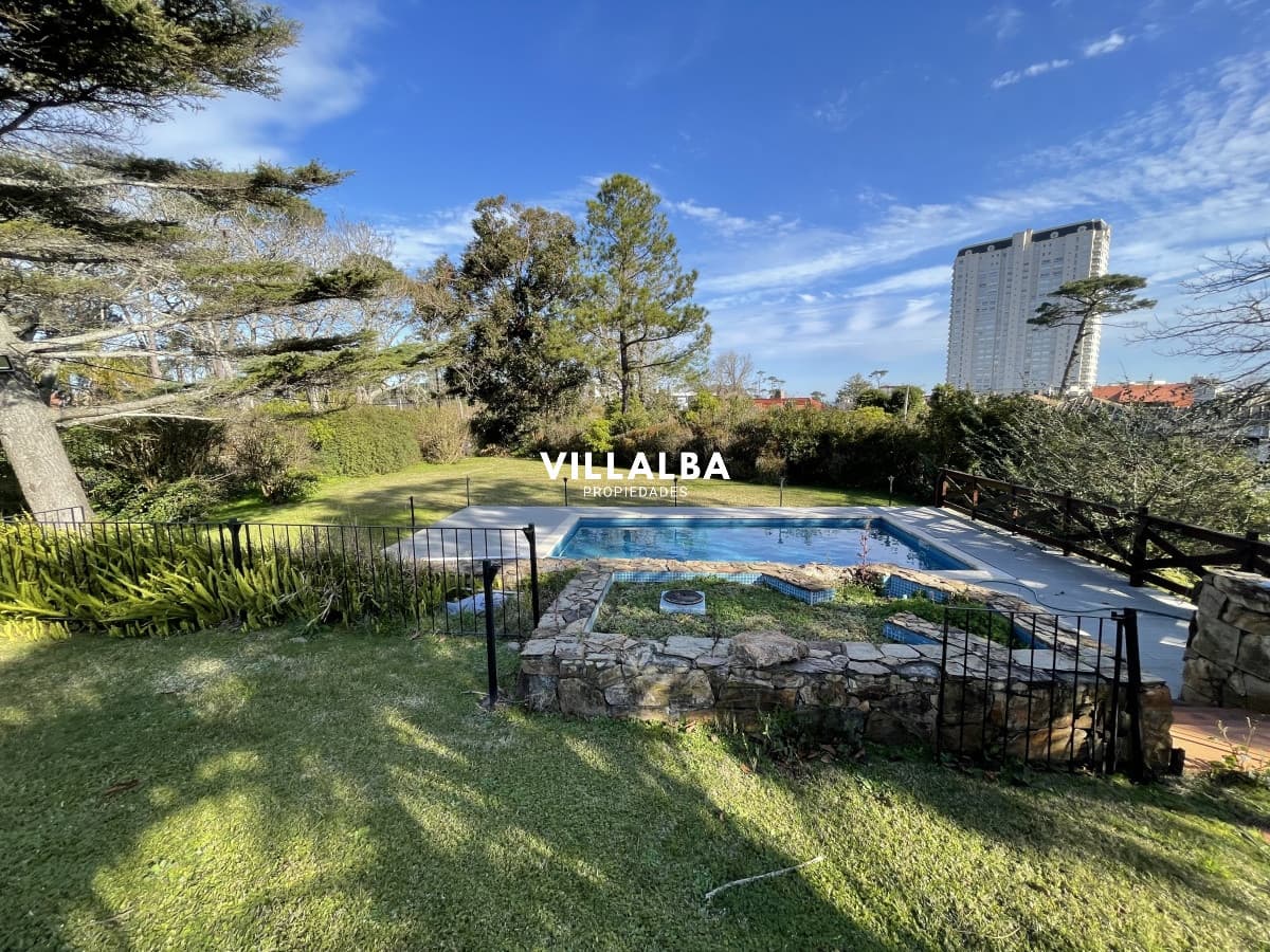 CASA EN VENTA, EXCELENTE ZONA RESIDENCIAL PUNTA DEL ESTE, PLAYA MANSA