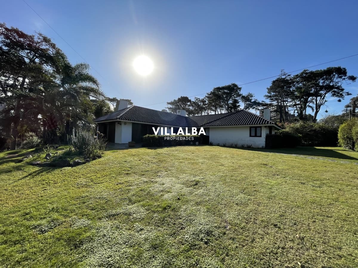 CASA EN VENTA, EXCELENTE ZONA RESIDENCIAL PUNTA DEL ESTE, PLAYA MANSA
