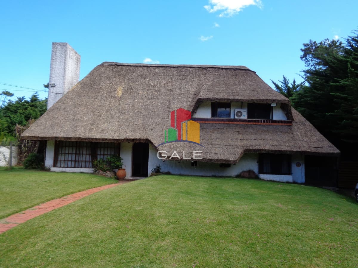 Gale Propiedades & Escribanía Casa ID.474 - Alquiler anual y venta  hermosa casa en zona de prestigio, alquiler en Punta del Este, barrio Beverly Hills
