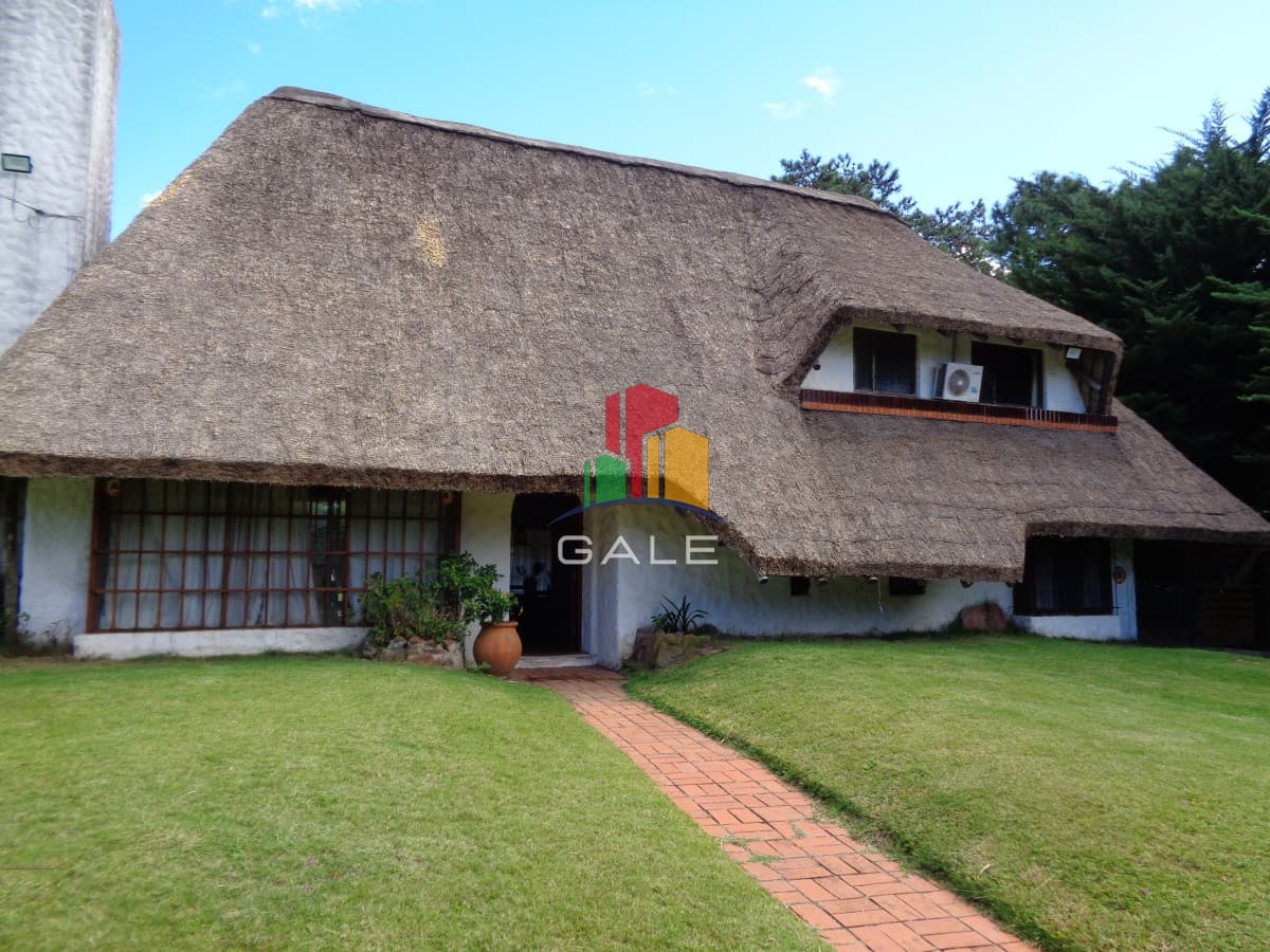 Gale Propiedades & Escribanía Casa ID.474 - Alquiler anual y venta  hermosa casa en zona de prestigio, alquiler en Punta del Este, barrio Beverly Hills