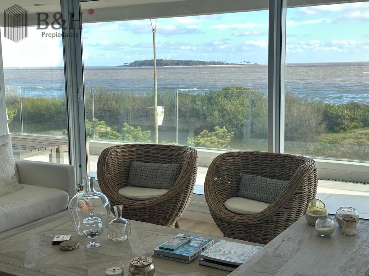 EXCELENTE APARTAMENTO A LA VENTA CON TODA LA VISTA AL MAR PLAYA MANSA 3 DORMITORIOS